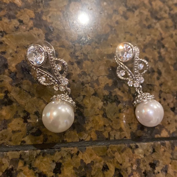 Jewelry - Pretty pearl earrings with rhinestones embellishments